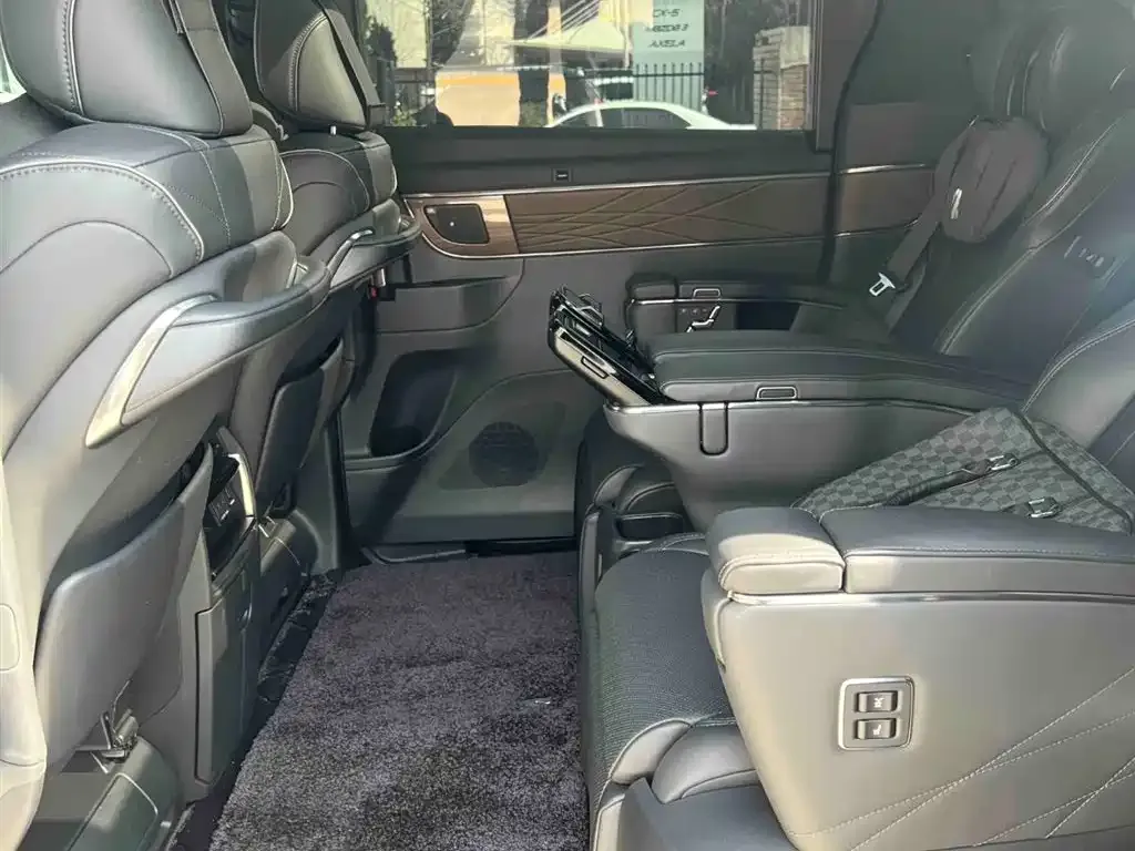 Toyota Alphard — фото 6