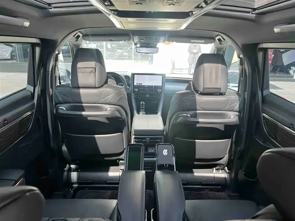 Toyota Alphard — фото 4