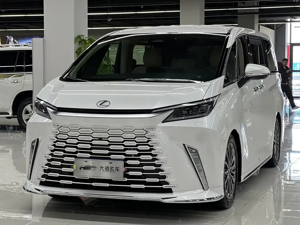 Lexus LM — фото 1
