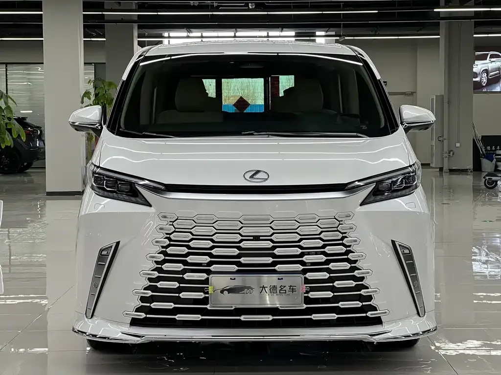 Lexus LM — фото 2