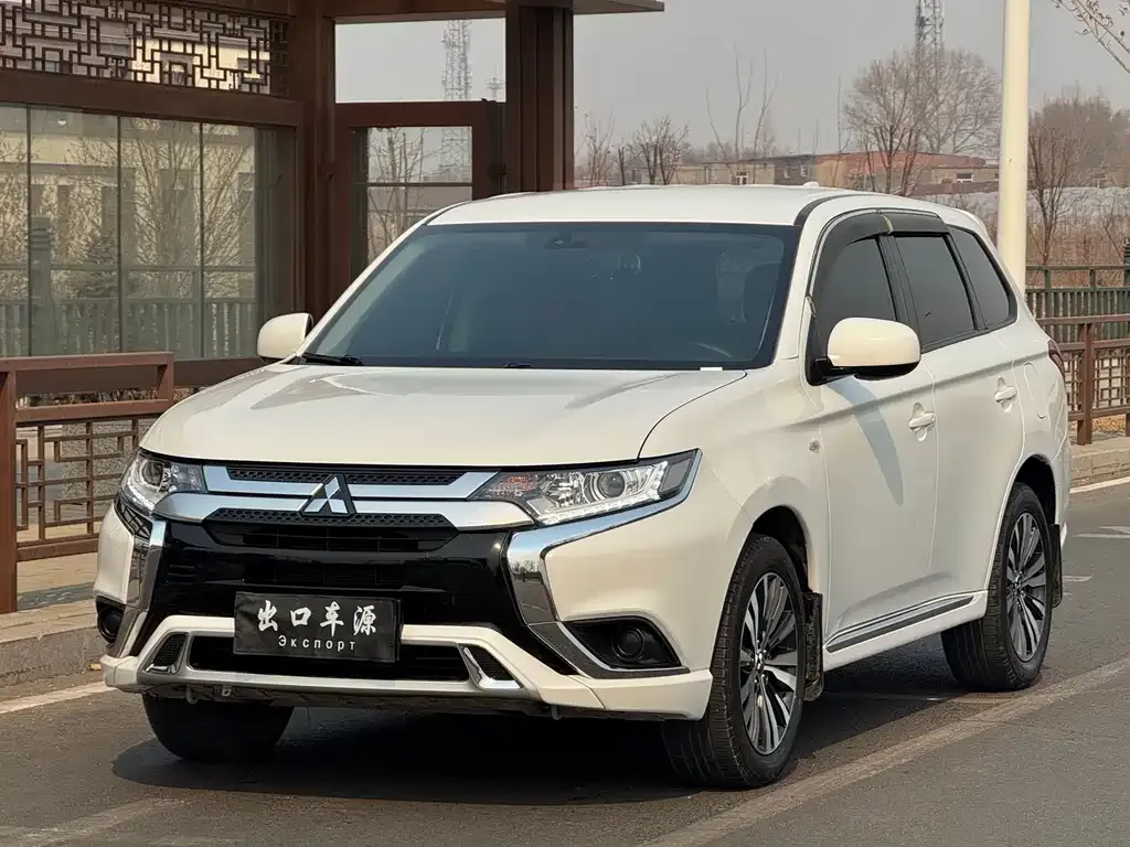 Mitsubishi Outlander — фото 1
