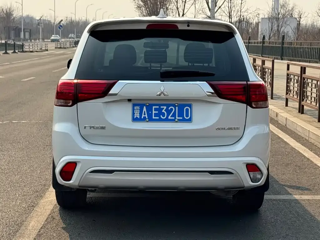 Mitsubishi Outlander — фото 4