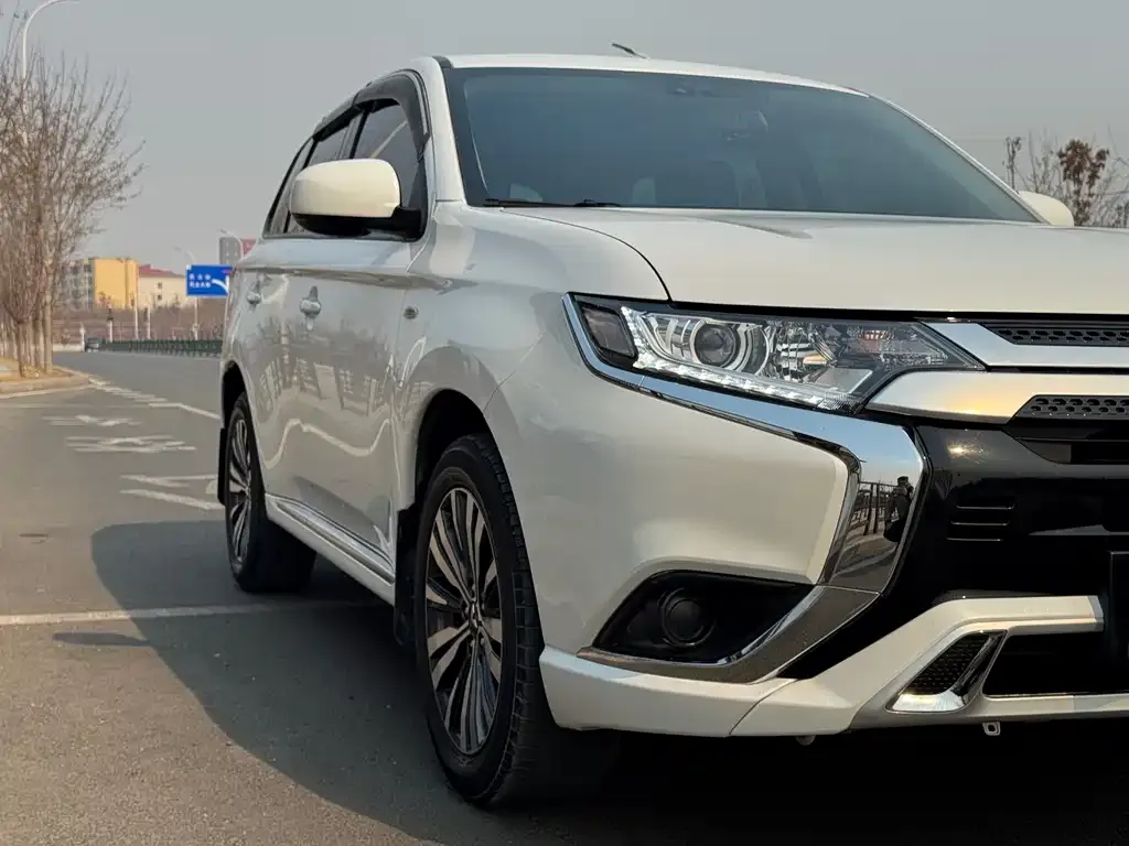 Mitsubishi Outlander — фото 9