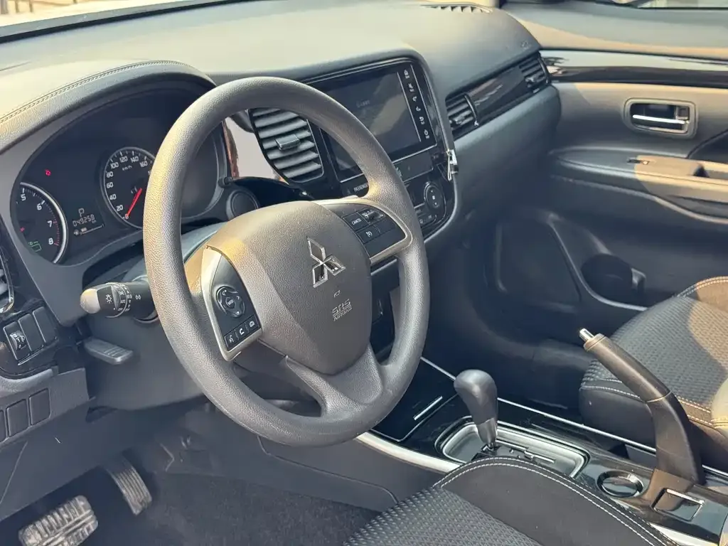 Mitsubishi Outlander — фото 2