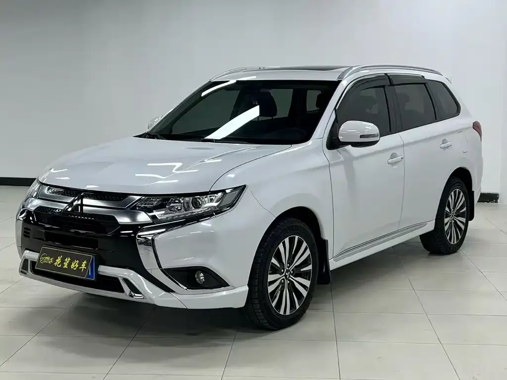 Mitsubishi Outlander — фото 1