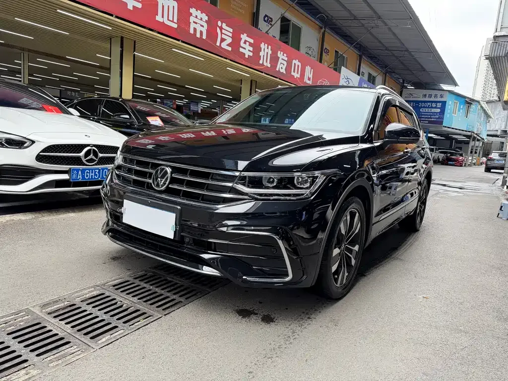 Volkswagen Tiguan L — фото 1