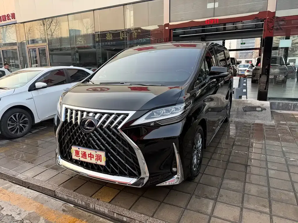Lexus LM — фото 1