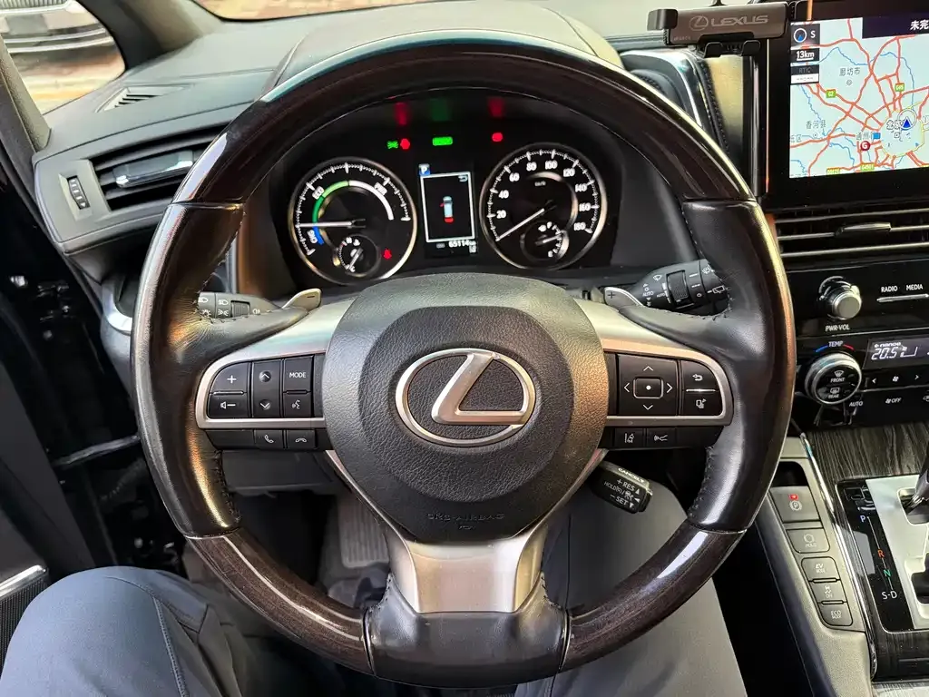 Lexus LM — фото 10