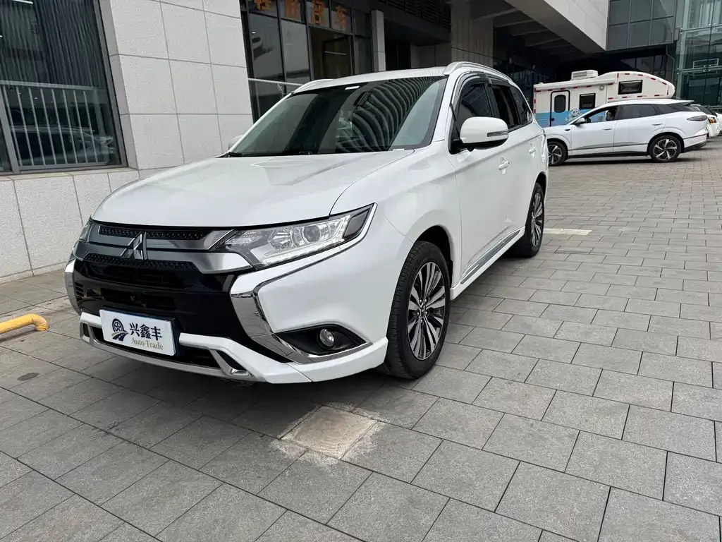 Mitsubishi Outlander — фото 1