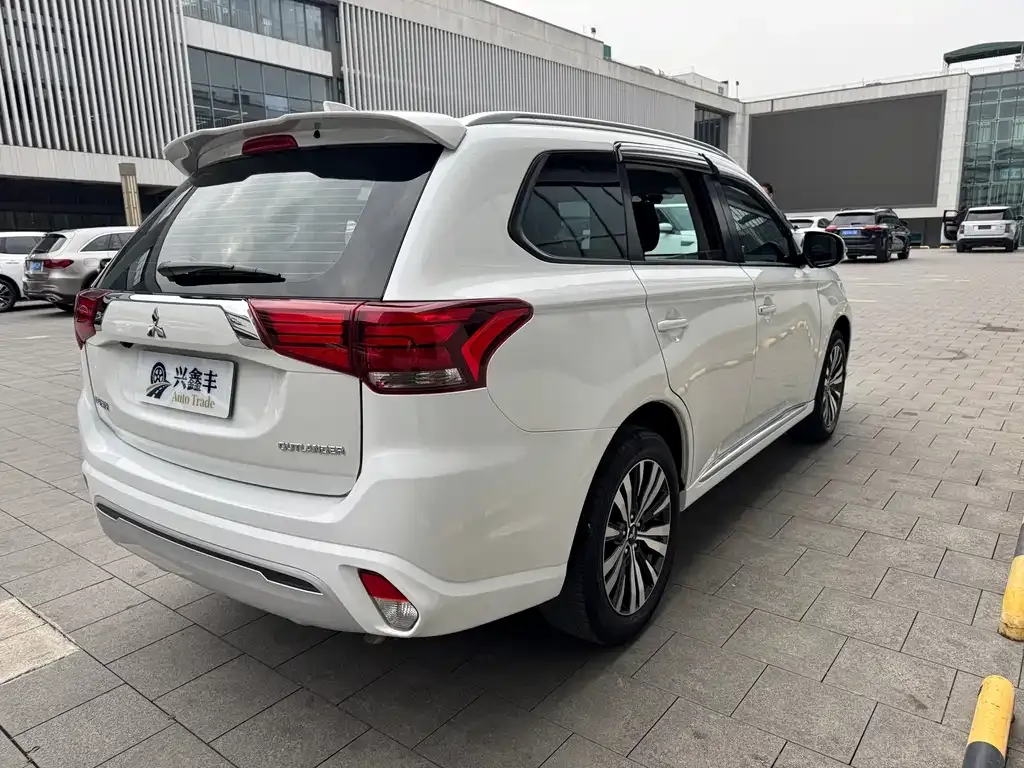 Mitsubishi Outlander — фото 6