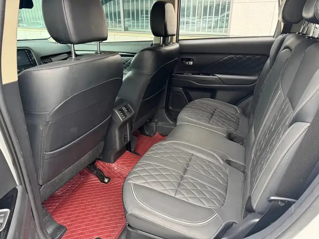 Mitsubishi Outlander — фото 10
