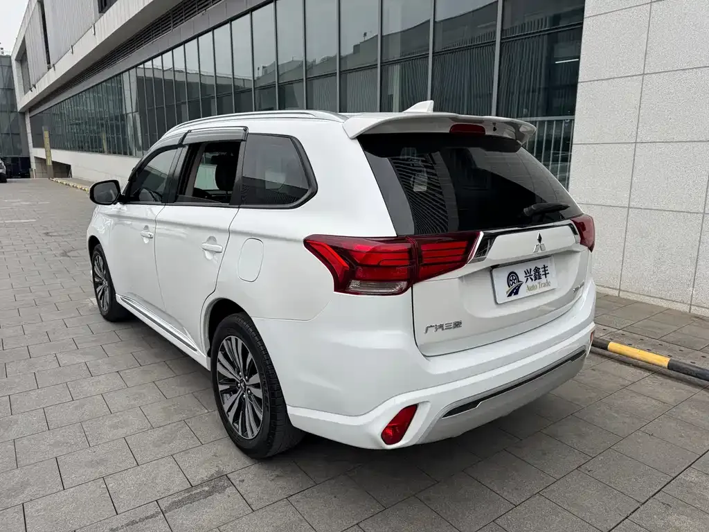 Mitsubishi Outlander — фото 7