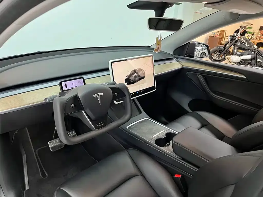 Tesla Model Y — фото 7