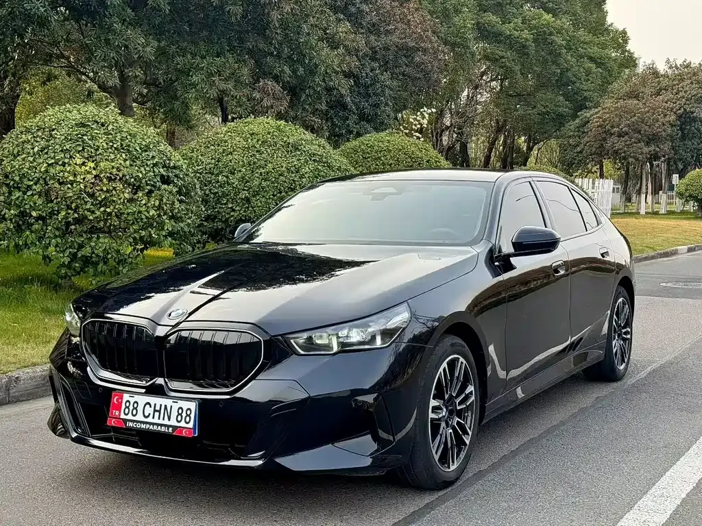 BMW 5 Series — фото 1