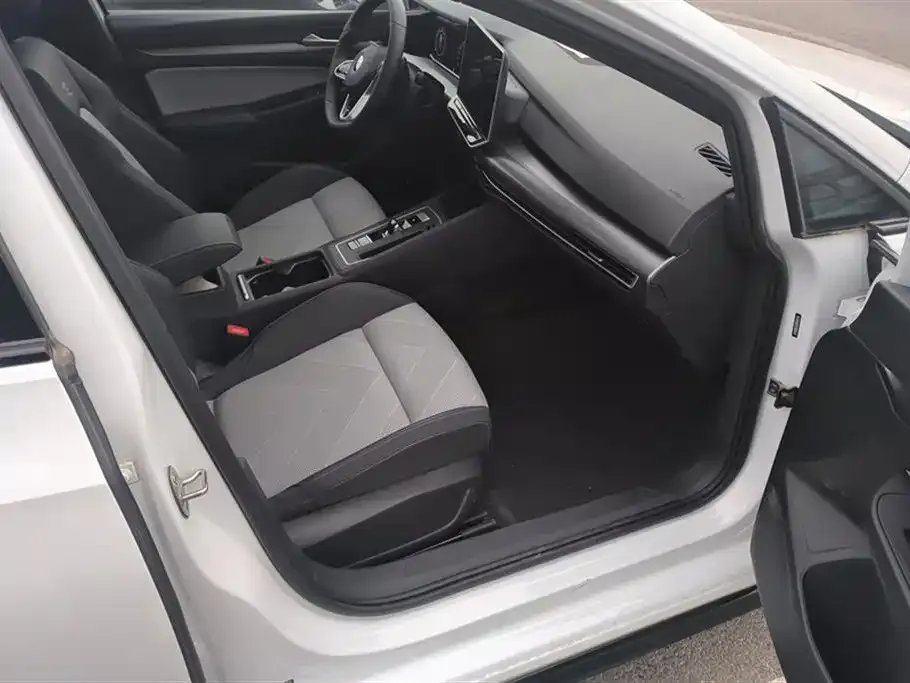 Volkswagen Golf 2024 из CN, фото 5