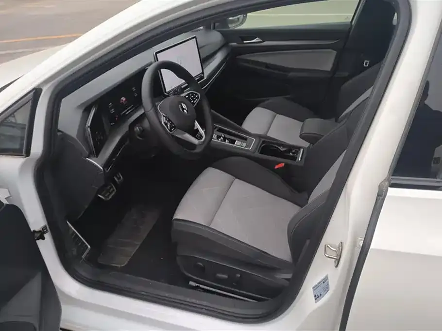 Volkswagen Golf 2024 из CN, фото 2