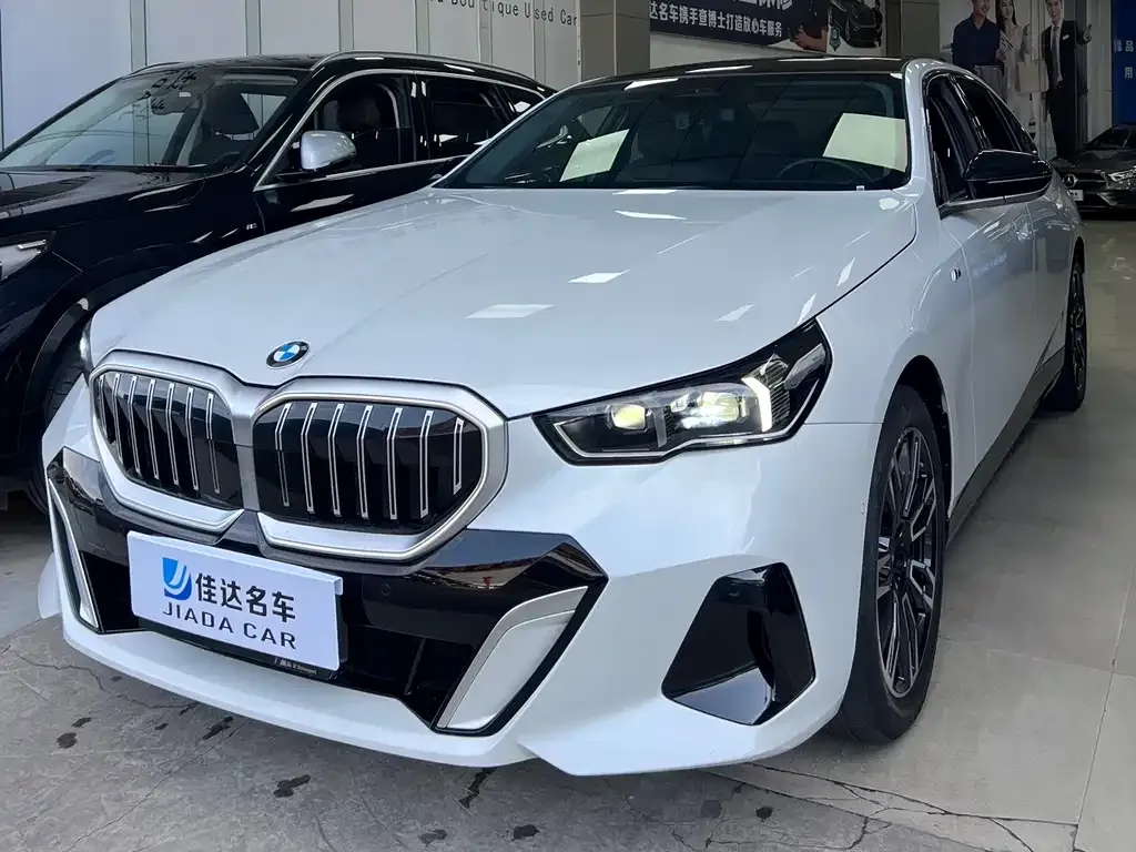 BMW 5 Series — фото 1