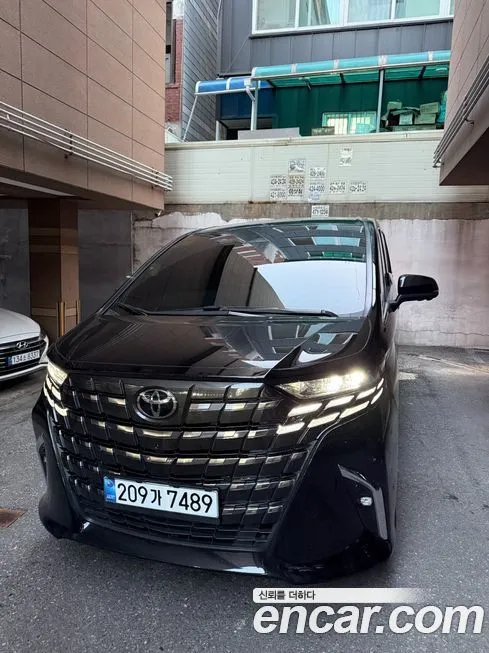 Toyota Alphard — фото 1