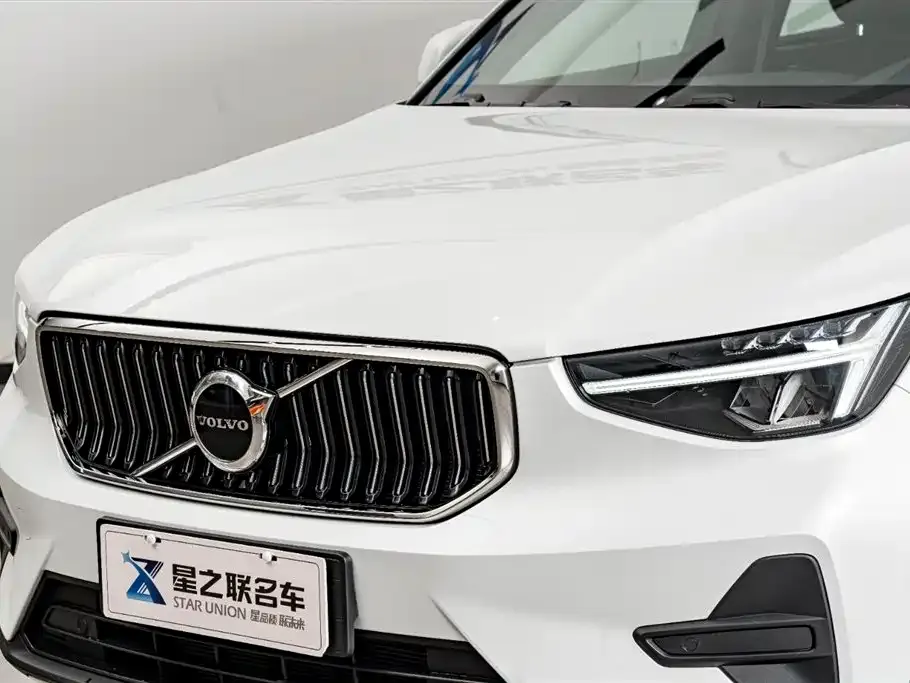 Volvo XC40 — фото 7