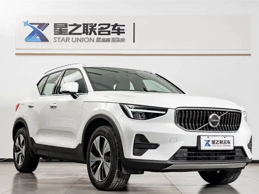 Volvo XC40 — фото 9