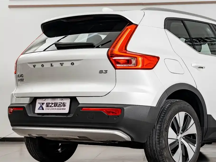 Volvo XC40 — фото 10
