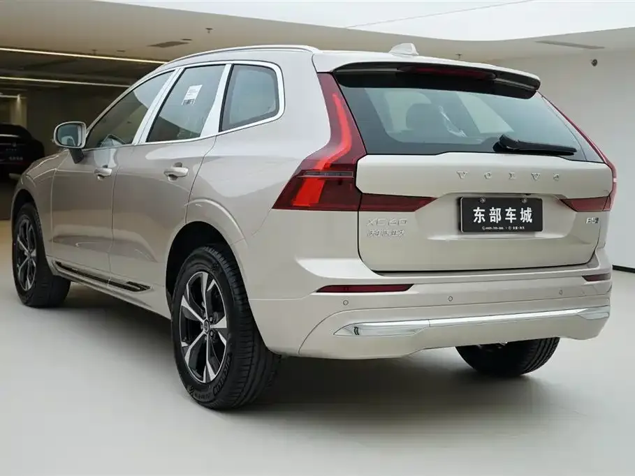 Volvo XC60 — фото 8