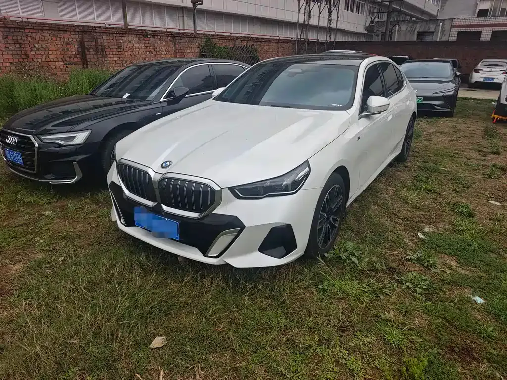 BMW 5 Series — фото 1