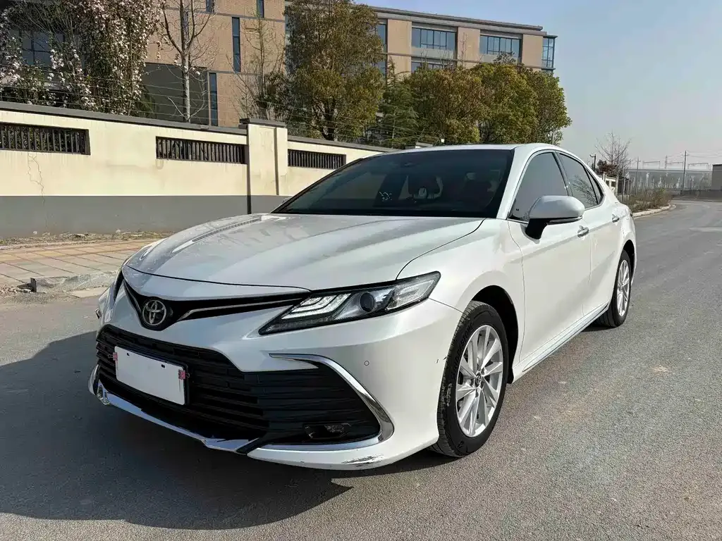 Toyota Camry — фото 1