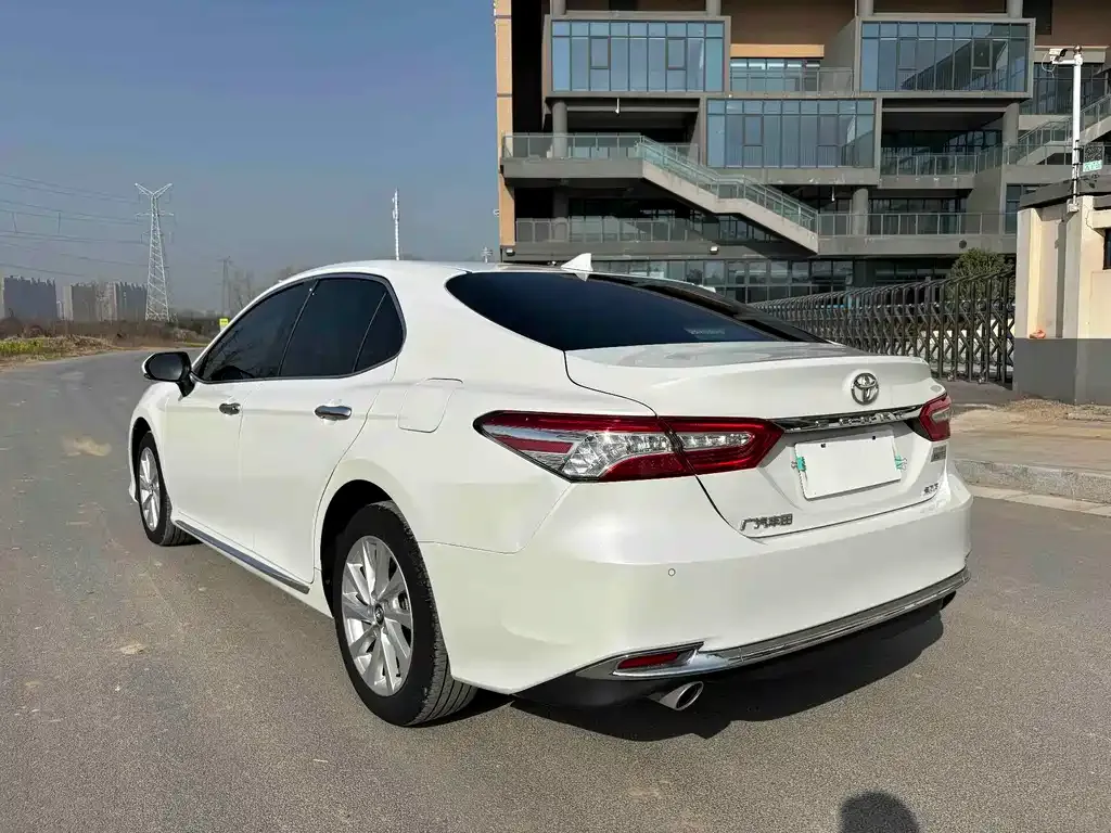Toyota Camry — фото 5