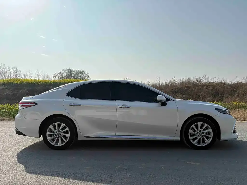 Toyota Camry — фото 3