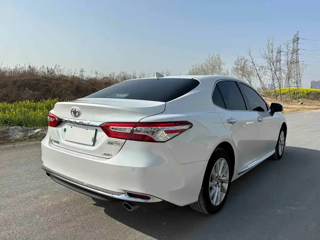 Toyota Camry — фото 2