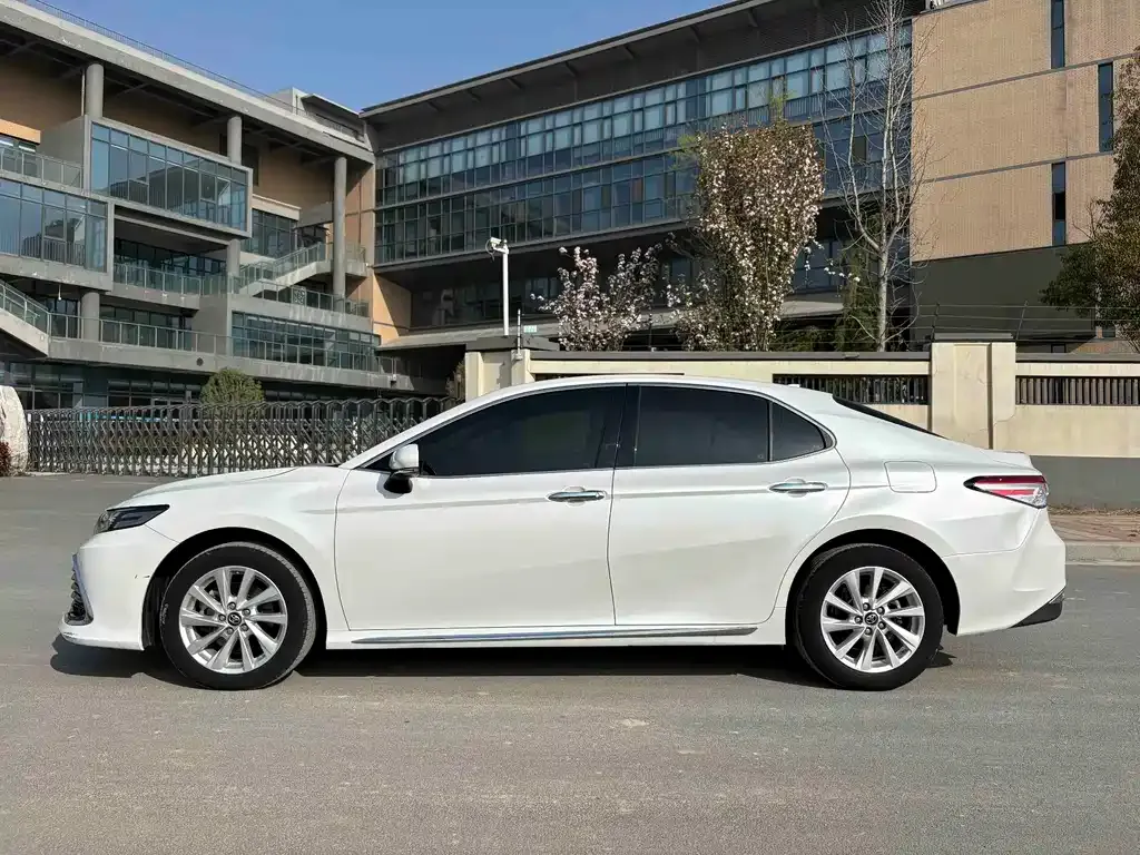 Toyota Camry — фото 10