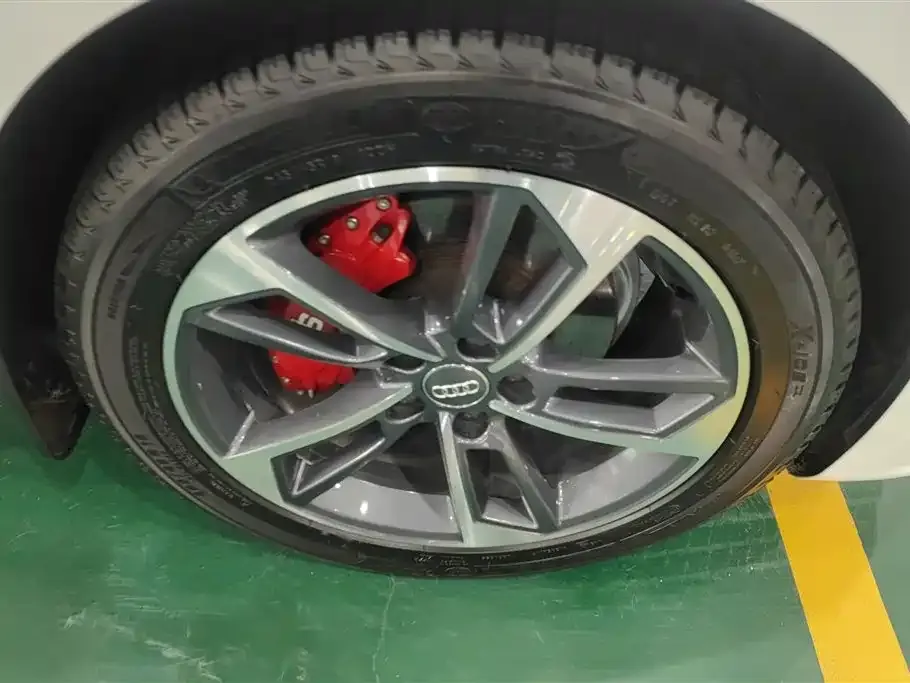 Audi A4L 2021 из CN, фото 2
