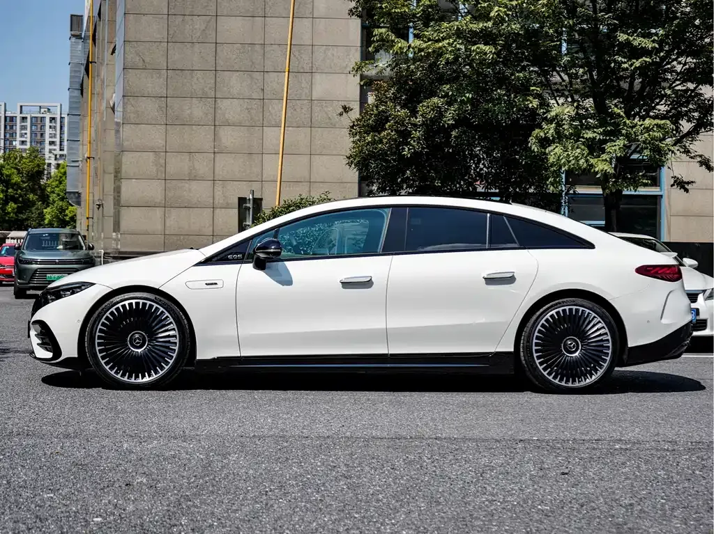 Mercedes-Benz EQS AMG — фото 8
