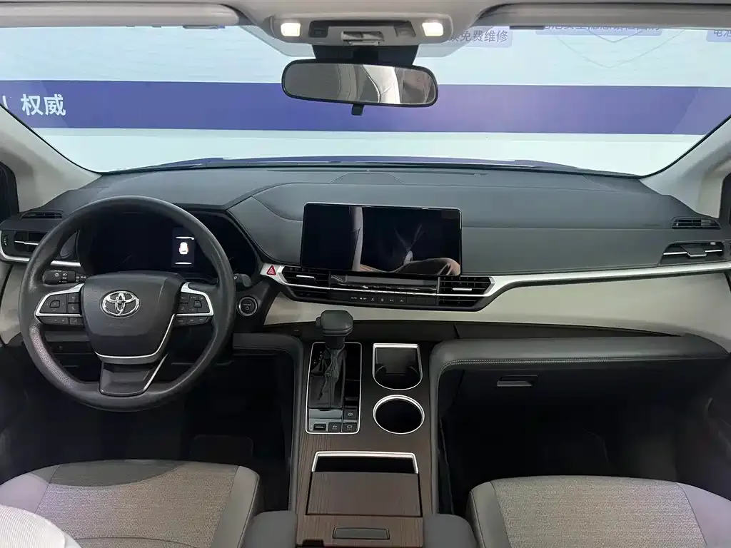 Toyota Sienna — фото 2