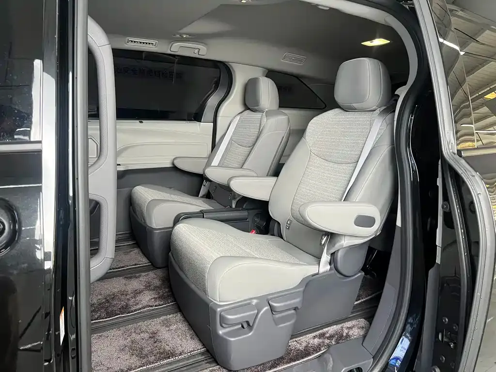 Toyota Sienna — фото 10