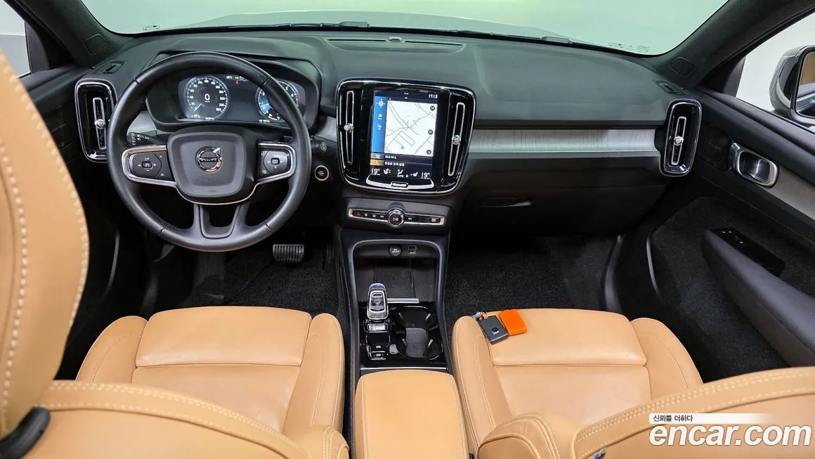 Volvo XC40 — фото 4