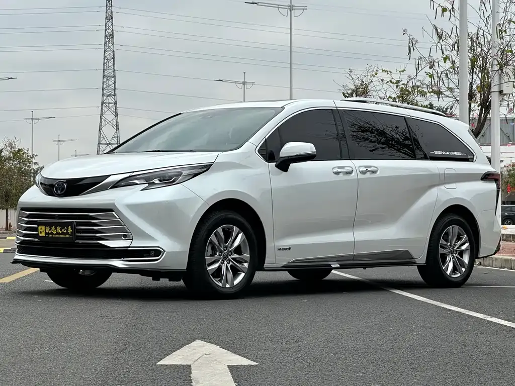 Toyota Sienna — фото 1