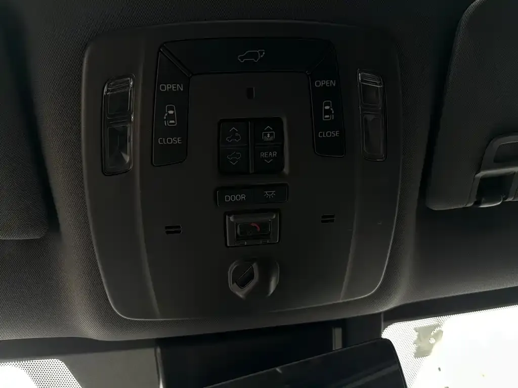 Toyota Sienna — фото 2