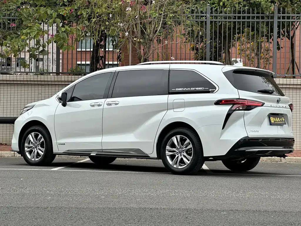 Toyota Sienna — фото 5
