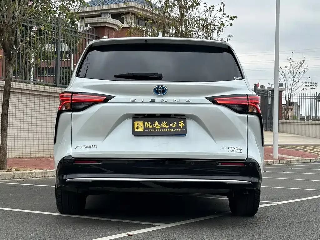 Toyota Sienna — фото 3