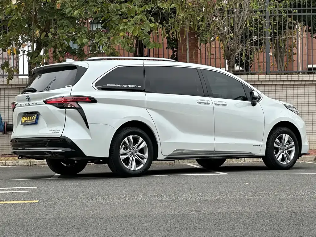 Toyota Sienna — фото 9