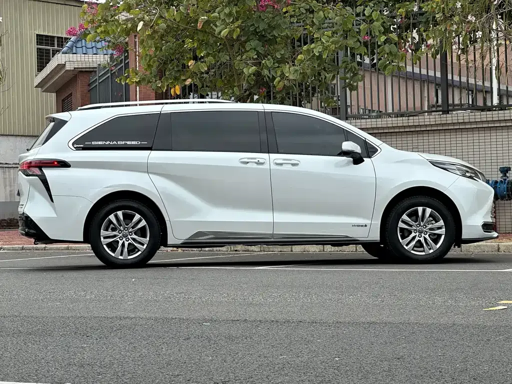 Toyota Sienna — фото 6