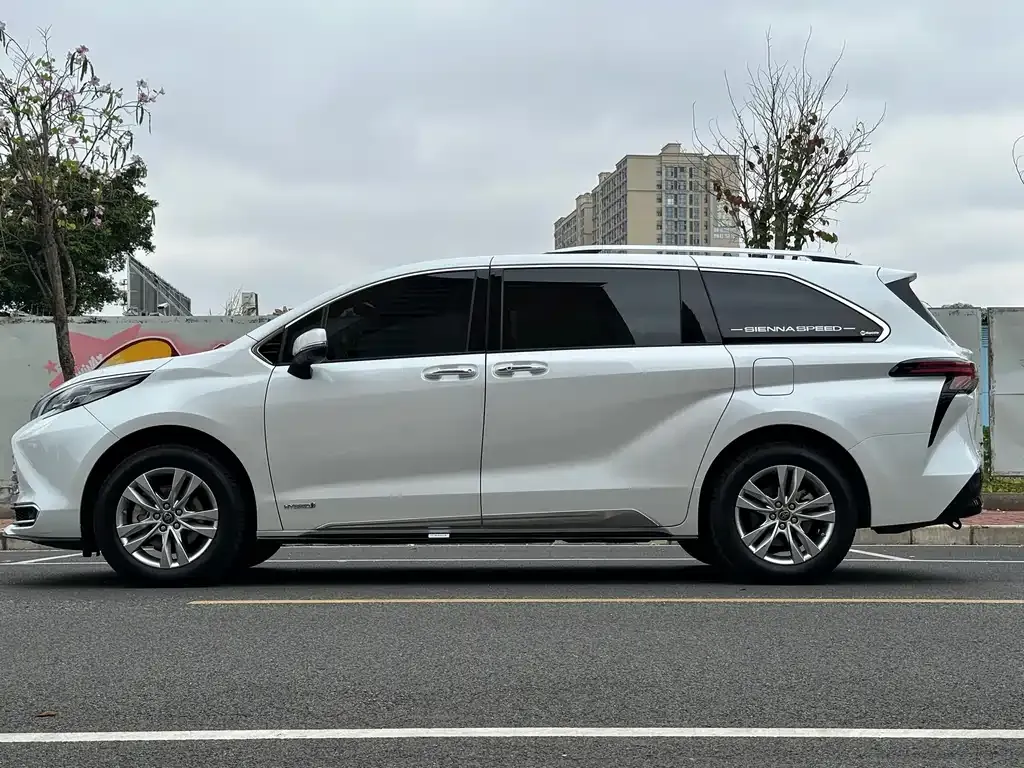 Toyota Sienna — фото 7