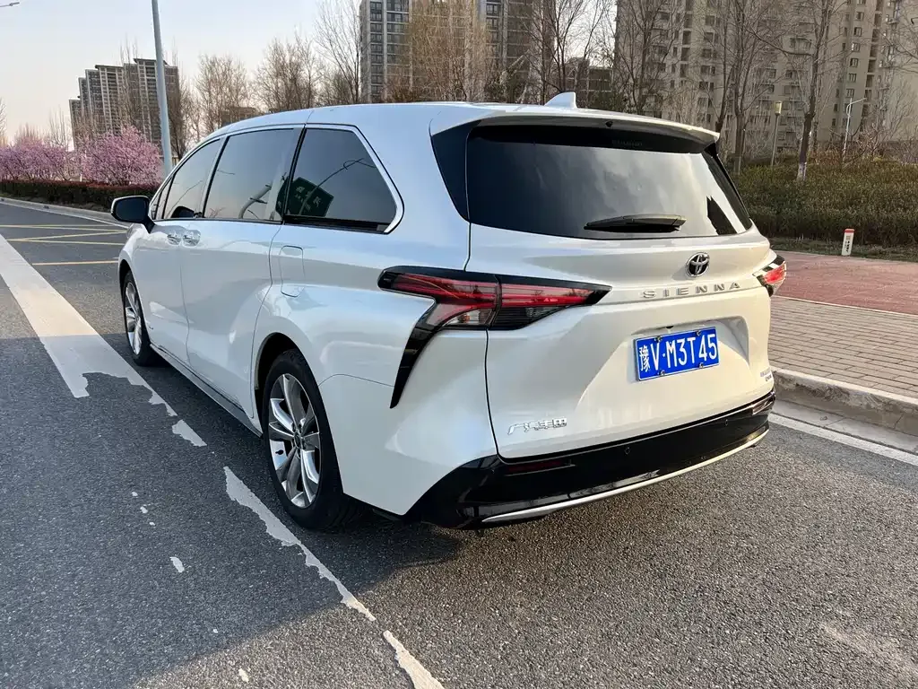 Toyota Sienna — фото 10