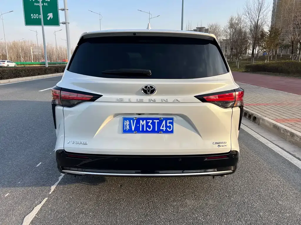 Toyota Sienna — фото 9