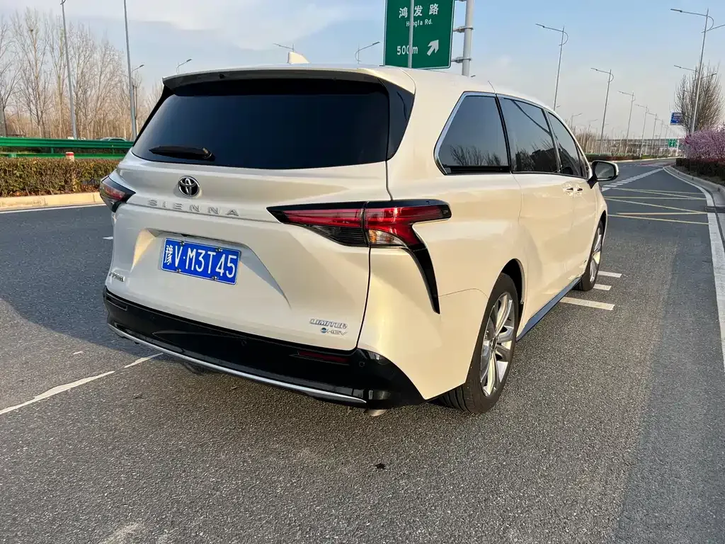 Toyota Sienna — фото 3