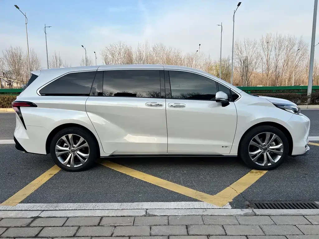 Toyota Sienna — фото 7