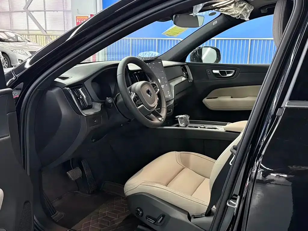 Volvo XC60 — фото 2
