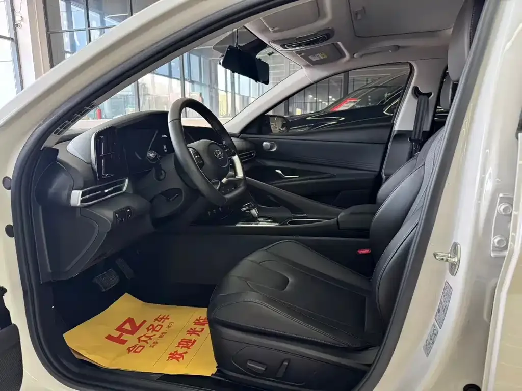 Hyundai Elantra — фото 2